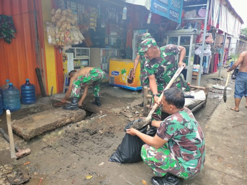 Anggota Koramil 01 Teluk Naga Saat Melakukan Karya Bakti (Karbak)