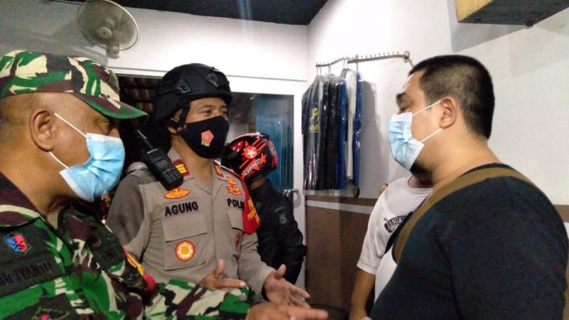 Kapolsek Curug AKP Agung Nugroho Menghimbau Kepada Salah Satu Pemilik Cafe untuk mengikuti anjuran jam operasional sesuai aturan pemerintah.