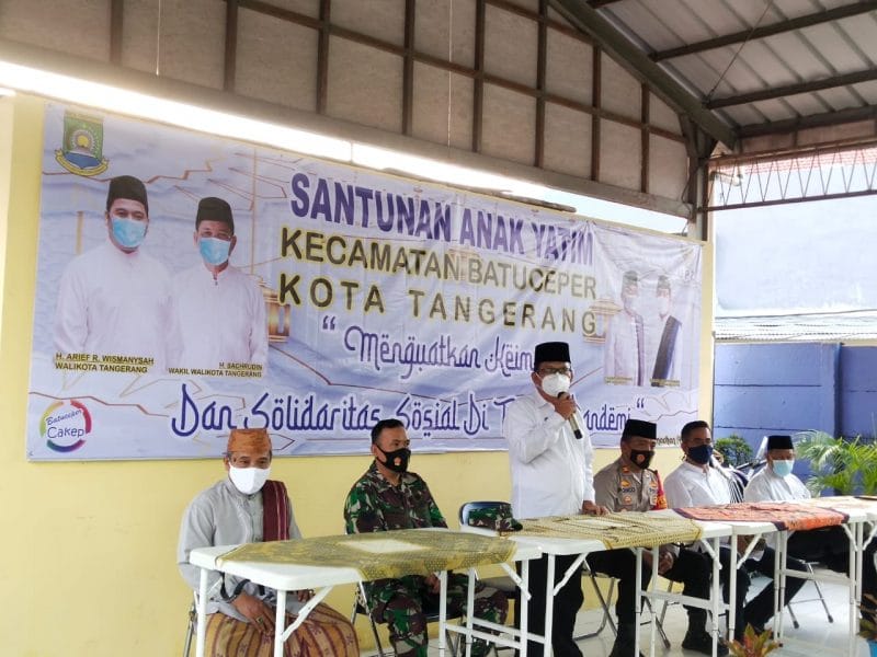 Camat Batuceper, H. Rahmat Hendra Wijaya, saagmt memberikan sambutan dalam kegiatan santunan anak yatim di halaman kantor Kecamatan Batuceper, Jumat (7/5/2021).