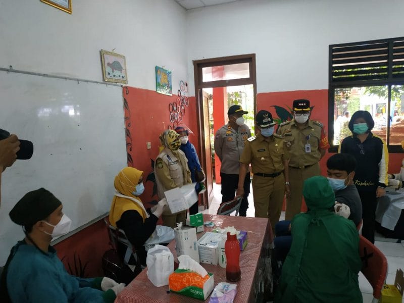 Wakil Walikota Tangerang H, Syacrudin. DIdampingi Camat Karawaci Wawan Fauzi dan Kapolsek Karawaci Kompol Bagin Efrata Barus Saat Meninjau Vaksinasi UMKM di SDN 1 Pasar Baru, Karawaci.