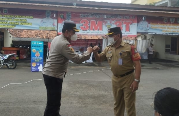 Kapolsek Karawaci, Kompol Bagin Afrata Barus Saat Menyambut Kehadiran Kepala Kecamatan Karawaci, Wawan Fauzi.