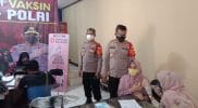 Dua Tempat, Kapolsek Curug AKP Agung Nugroho Tinjau Pelaksanaan Vaksinasi