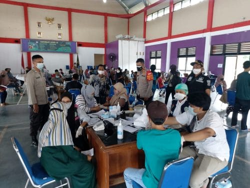 Dua Tempat, Kapolsek Curug AKP Agung Nugroho Tinjau Pelaksanaan Vaksinasi