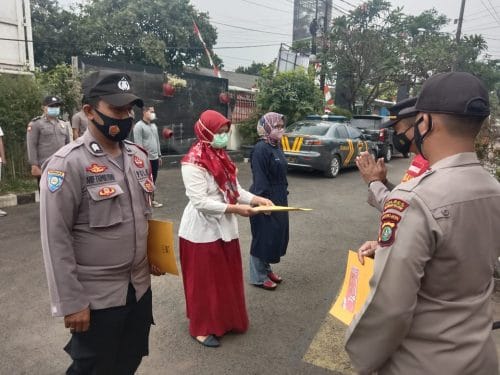 Bentuk Apresiasi, Bhabinkamtibmas dan Petugas Kesehatan Dapat Piagam Dari Kapolsek Curug