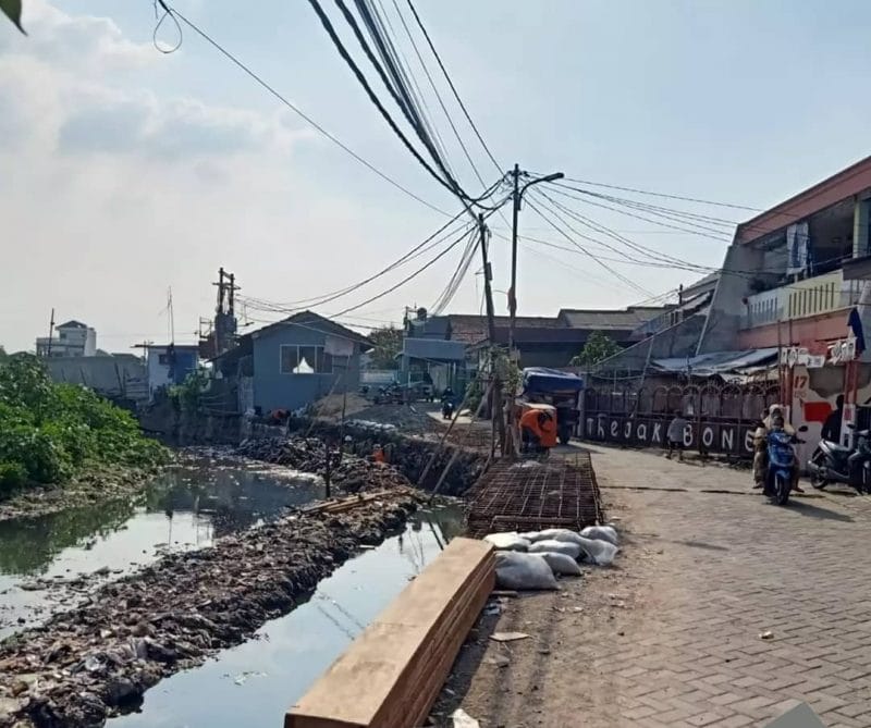 Dinas PUPR Kota Tangerang membangun sistem pengendalian banjir di Kecamatan Larangan, Kota Tangerang.
