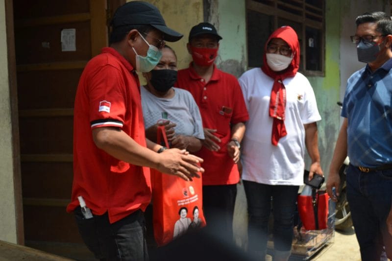 Ketua DPC PDI Perjuangan Kota Tangerang, Gatot Wibowo didampingi Sekjen DPC Andri S Permana, Ketua Komisi 4 DPRD Kota Tangerang Sumarti dan Camat Periuk Serahkan Bansos ke Warga Kampung Bayur.