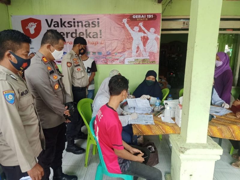 Kapolsek Curug AKP Agung Nugroho Meninjau Pelaksanaan Vaksinasi Aglomerasi di Kampung Cisereh Desa Kadu Jaya.