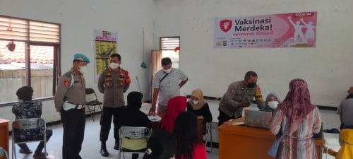 AKP Agung Nugroho Tinjau Pelaksanaan Vaksinasi Aglomerasi Tahap II di Dua Tempat