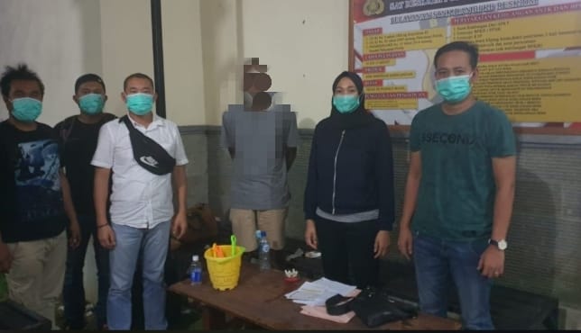 Pelaku B (41) WNA Asal Kongo Diapit Anggota Satreskrim Polres Metro Tangerang Kota Usai Ditangkap di Bali, Selasa (26/10/2021).