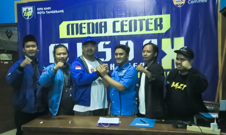 SERAHKAN FORMULIR : Bakal Calon Ketua DPD KNPI kota Tangerang Yudhistira (Tengah) di dampingi DPK Cipondoh, DPK KNPI Tangerang, DPK KNPI Ciledug, DPK KNPI Batuceper, dan DPK KNPI Neglasari mengembalikan formulir pendaftaran di gedung DPD KNPI kota Tangerang.