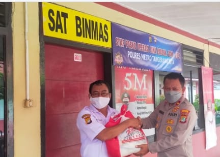 Kasatbinmas Polres Metro Tangerang Kota, Kompol Purwadi Saat Menyerahkan Bantuan Sembako Secara Simbolis Kepada Ketua Pokdarkamtibmas Resort Metro Tangerang Kota Bapak Ade Jamaludin