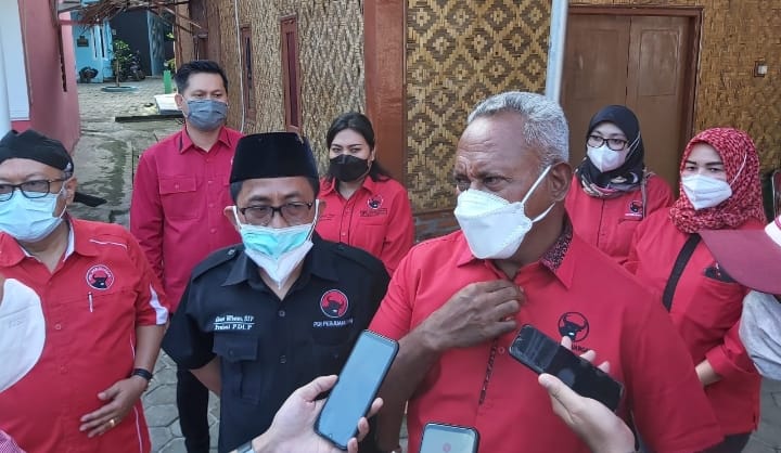 Ketua Bidang Kehormatan DPP PDI, Komarudin Watubun (kanan) bersama Ketua DPC PDI P Kota Tangerang,Gatot Wibowo usai kegiatan Pendidikan Kader Pratama, Minggu (14/11) bertempat di Padepokan Kebangsaan Karang Tumaritis, Kelapa Dua,Kabupaten Tangerang.