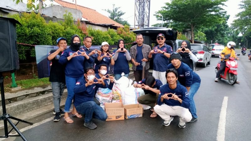 Ketua AMPD,Sudin Gaang (kiri ketiga) bersama anggota Bakomstra berfoto bersama disela sela penggalangan dana korban erupsi Gunung Semeru, Rabu (15/12) di Graha Raya Regency, Pinang.