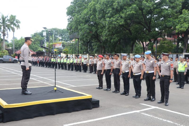 Foto: Kapolres Metro Tangerang Kota, Kombes Pol. Zain Dwi Nugroho Saat Pimpin Upacara Kenaikan Pangkat 122 Anggotanya.