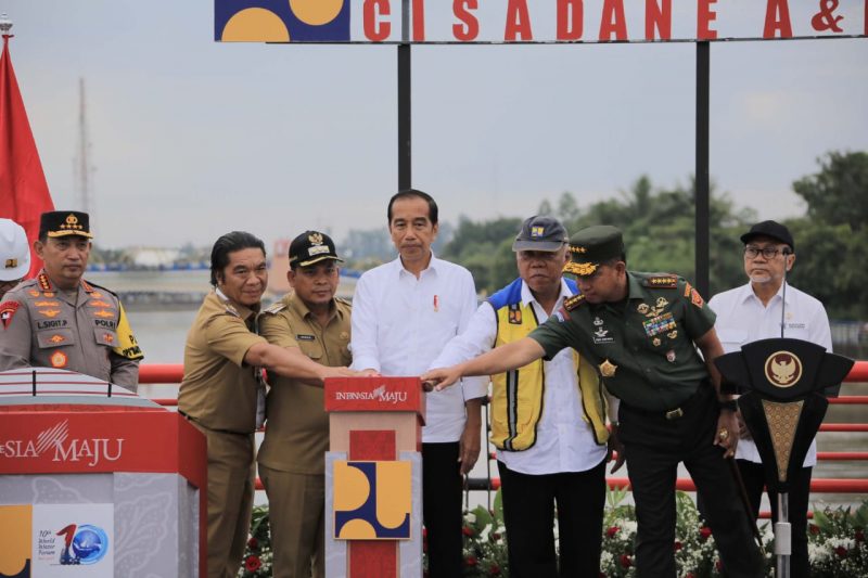 Foto: Presiden Jokowi Bersama Kapolri, Panglima TNI, Menteri PUPR dan Pj. Wali Kota Tangerang H. Nurdin Saat Meresmikan Jembatan A dan B Cisadane di Kota Tangerang.