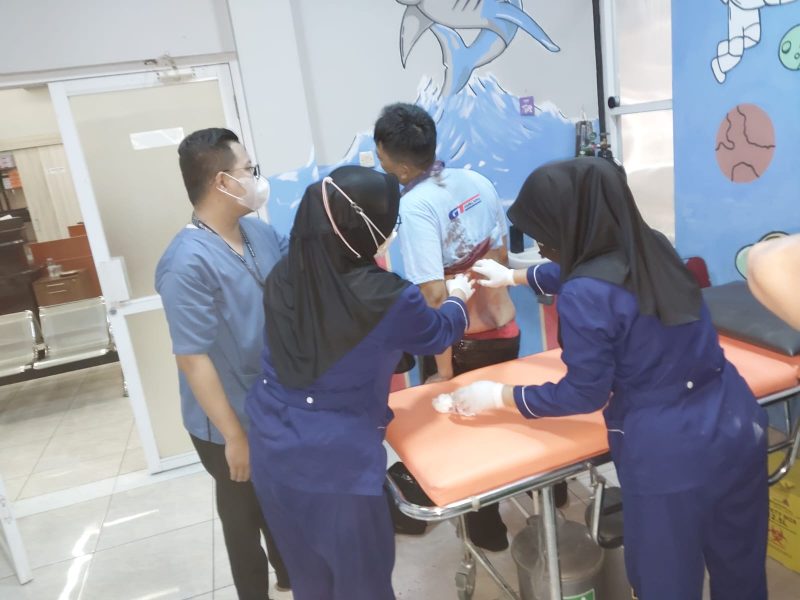 Foto: Yulianto Korban Aksi Tawuran Dua Kelompok Remaja di Simpang Tiga Oklay, Rajeg Saat Mendapat Penanganan Medis.