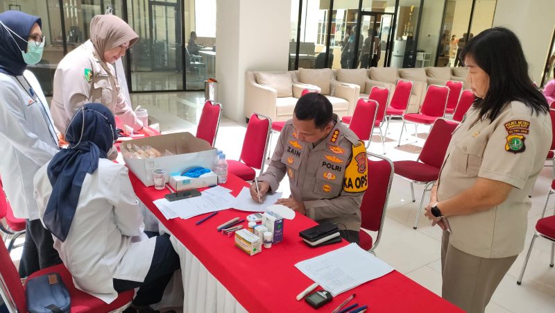 Foto: Kapolres Metro Tangerang Kota Kombes Pol. Zain Dwi Nugroho Saat Ikuti Cek Kesehatan
