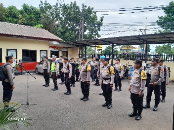 Foto: Kapolsek Batuceper Kompol Gunawan Saat Pimpin Apel Pemeriksaan Kelengkapan Anggota Pam Pemilu 2024.