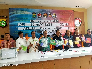 Foto: Kasatres Narkoba Polres Metro Tangerang Kota AKBP Zazali Haryono didampingi Kasi Humas Kompol Aryono Beserta Para Kanitreskrim Polsek Jajaran Saat Menunjukkan Barang Bukti Obat-obatan Terlarang. Jum'at (19/1/2024)