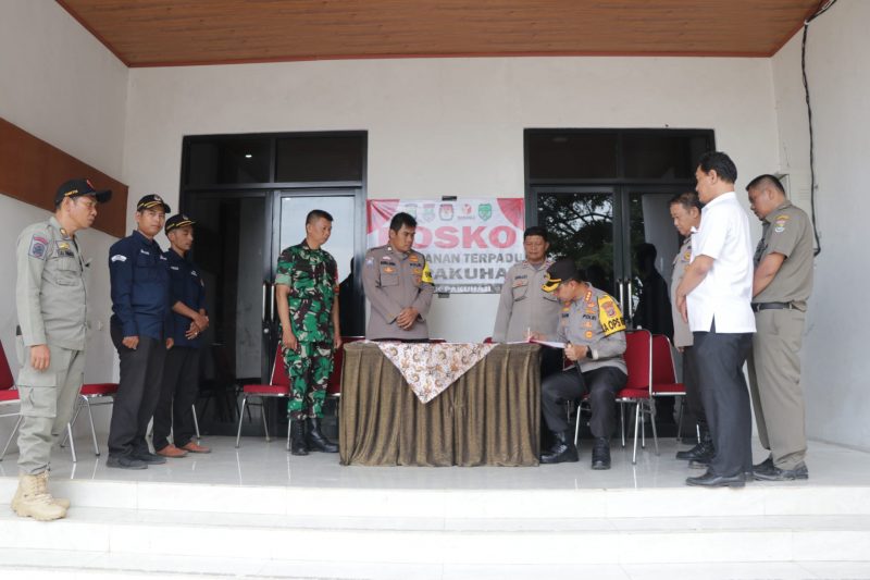 Foto: Kapolres Metro Tangerang Kota Kombes Pol. Zain Dwi Nugroho Beserta Jajaran Saat Melakukan Pengecekan Pengamanan Gedung Logistik Pemilu 2024 di Wilayah Hukum Polrestro Tangerang Kota.