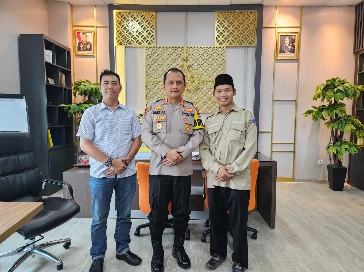 Foto: Pengurus Popes Assalam kemiri Gus Lutfi bersama Ketua Pengembangan Yayasan
 M. Agus Mulyana Berfoto Bersama Kapolresta Tangerang Kombes Pol. Baktiar Joko Mujiono, Usai Bersilaturahmi.