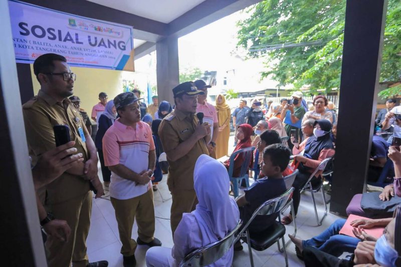 Foto: Pj. Walikota Tangerang M. Nurdin Saat Pantau Langsung Penyerahan Bansos ke Warga.