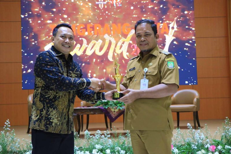 Foto: Pj Walikota Tangerang DR. Nurdin Saat Terima Penghargaan Tangerang Award 2024.