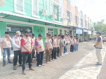 Foto: Ketua Panwas Desa Mekarsari Saat Pimpin Apel Sebelum Melaksanakan Pembersihan APK di Masa Tenang Kampanye Pemilu 2024.