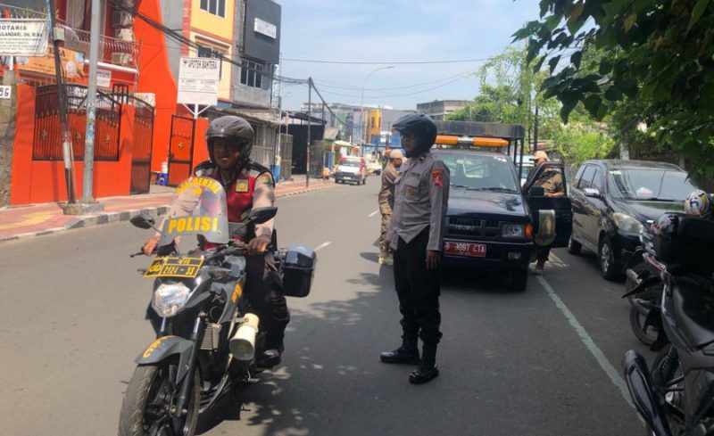 Foto: Anggota Polres Metro Tangerang Kota Saat Dampingi Bawaslu Tertibkan APK.