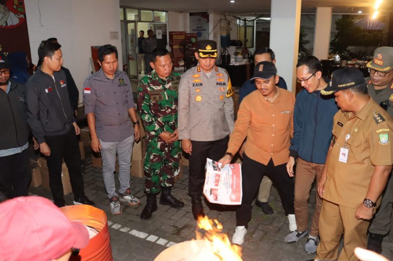 Foto: Kapolres Metro Tangerang Kota Kombes Pol Zain Dwi Nugroho Saat Menghadiri Pemusnahan Surat Suara Yang Rusak.