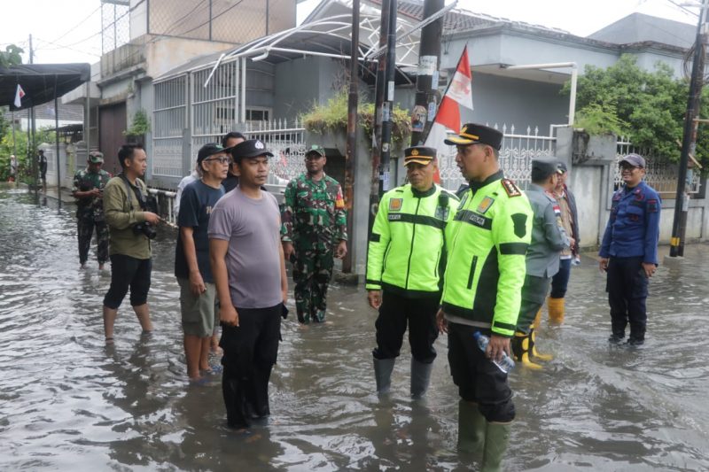 Foto: Kapolres Metro Tangerang Kota Kombes Pol Zain Dwi Nugroho Saat Pantau Lokasi Banjir Pastikan Logistik Pemilu Aman.