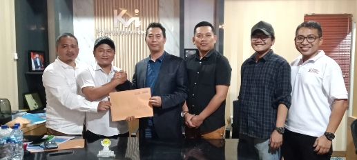 Foto: Agus Mulyana/Mustika Bersama Tim Saat Mengambil Formulir Bakal Calon Ketua Hipmi Kabupaten Tangerang.