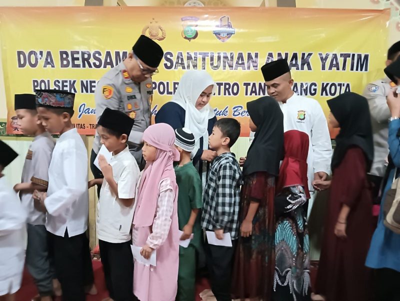 Foto: AKP Dikie Wahyudi, S.H., bersama Ibu Ketua Bhayangkari Ranting Neglasari Saat Memberikan Santunan kepada Anak Yatim.