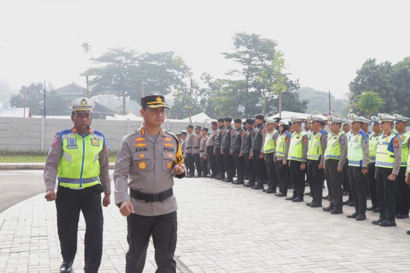 Foto: Kapolres Metro Tangerang Kota Kombes Pol Zain Dwi Nugroho Inspeksi Pasukan Saat Gelar Apel.