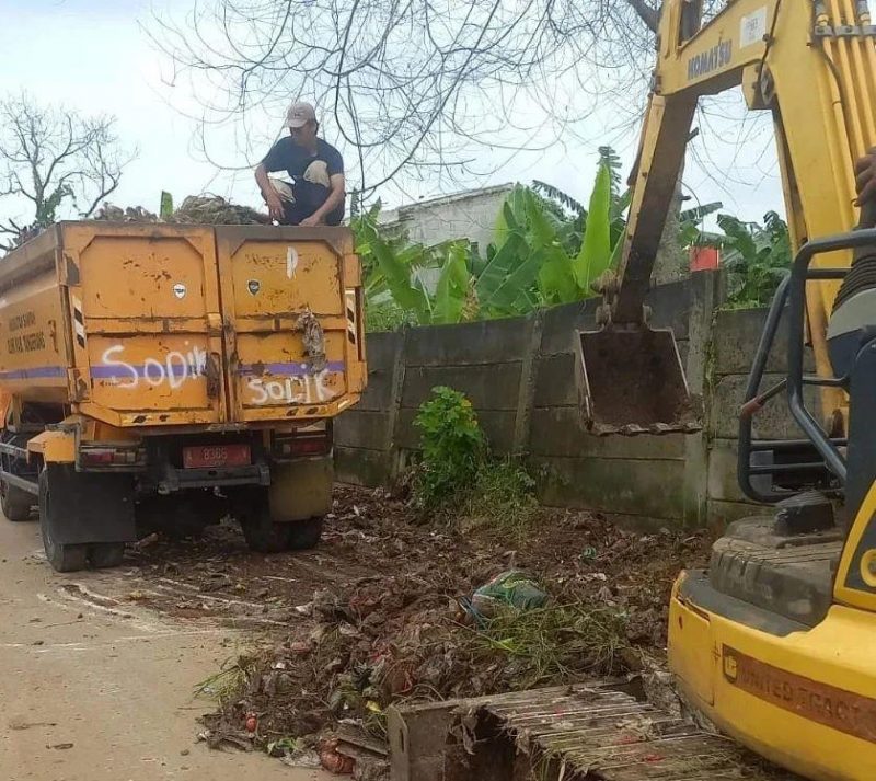 UPT 6 DLHK Kab. Tangerang bersama Kecamatan Kelapa Dua serta aparatur RW/RT Kp. Gurubug bersama-sama angkut tumpukan sampah (foto: instagram kec klo dua).
