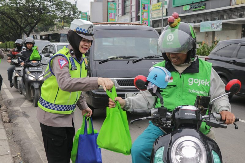 Foto: Anggota Polwan Satlantas Polres Metro Tangerang Kota Saat Bagikan Takjil ke Masyarakat.