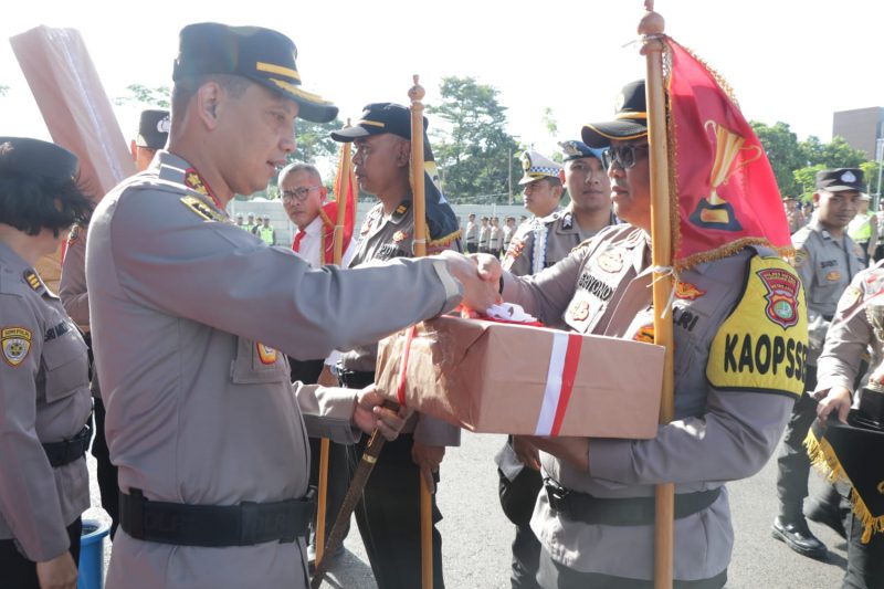Foto: Kapolres Metro Tangerang Kota, Kombes Pol. Zain Dwi Nugroho Saat Memberikan Reward dan Punishment kepada Jajaranya.