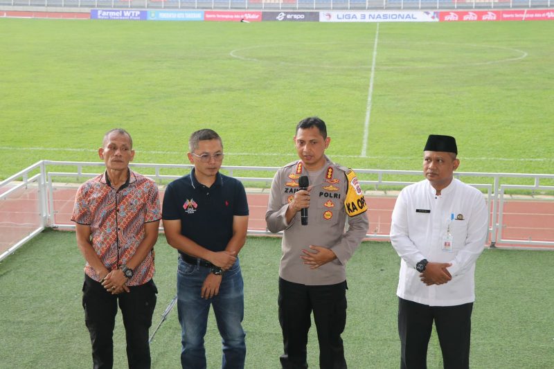 Foto: Kapolres Metro Tangerang Kota, Kombes Pol Zain Dwi Nugroho Saat Menyampaikan Sambutan di Acara Deklarasi Damai Suporter Jelang Pertandingan Liga 3 Nasional di Stadion Benteng Reborn Kota Tangerang. Sabtu (27/4)