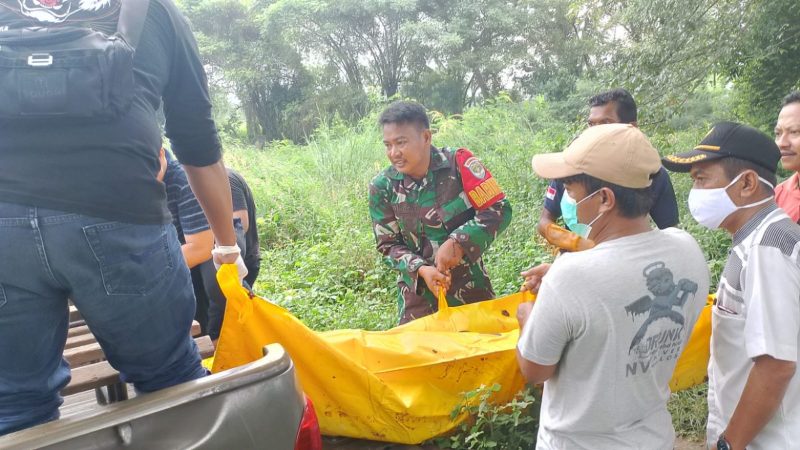 Foto: Korban Penemuan Mayat Tanpa Identitas Saat Dievakuasi Petugas Dari Kebun Singkong di Kemiri.
