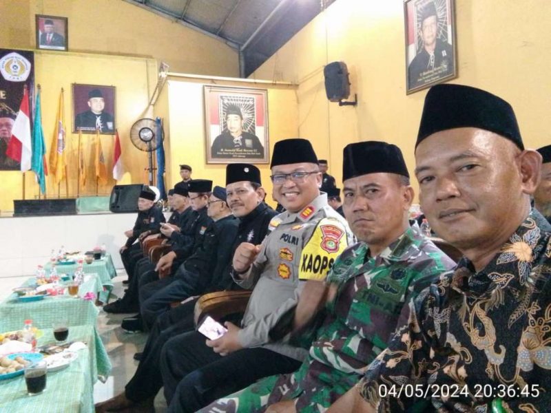 Foto: Kapolsek Sepatan AKP Sriyono, SH., MH., Bersama Tripika Saat Menghadiri Acara Halal Bihalal PSHT Cabang Kabupaten Tangerang di Padepokan PSHT, Desa Lebak Wangi, Kecamatan Sepatan, Kabupaten Tangerang. Sabtu (4/5).