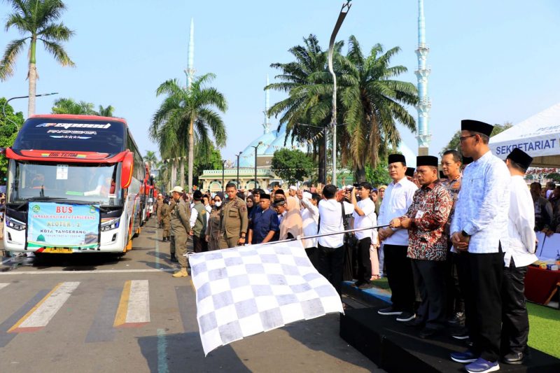 Foto: PJ Dr Nurdin Saat Melepas Jamaah Haji Kloter Pertama Kota Tangerang.