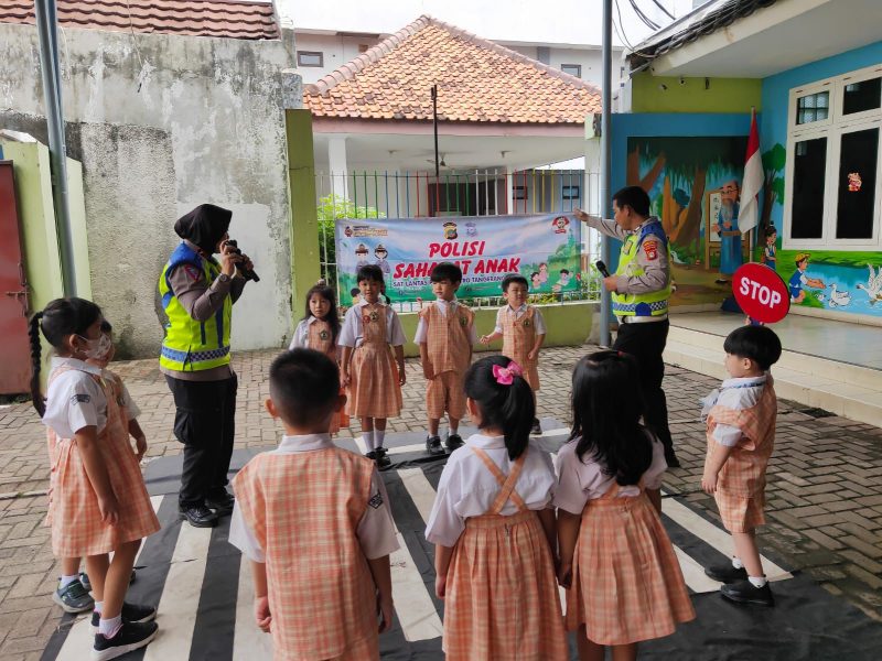 Foto: Anggota unit Kamsel Sat Lantas Polres Metro Tangerang Kota Saat Melakukan Kegiatan Penyuluhan di TK Anak-anak Confucius.