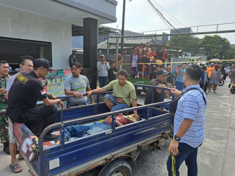Foto: Anggota Polsek Teluknaga Bergerak Cepat Evakuasi Korban Percobaan Bunuh Diri ke Rumah Sakit.