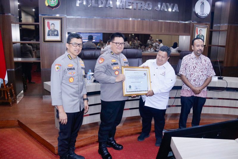 Foto: Kompol Agus Pribadi Saat Mewakili Polres Metro Tangerang Kota Terima Penghargaan Penylenggara Pelayanan Publik Nilai Tertinggi Perwakilan Prov. Banten dari Ombudsman.