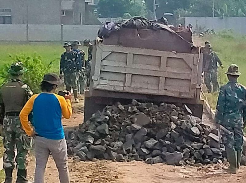 Foto: Dum Truk Saat Turunkan Material di Lokasi TMMD Kodim 0510/Trs ke-120.