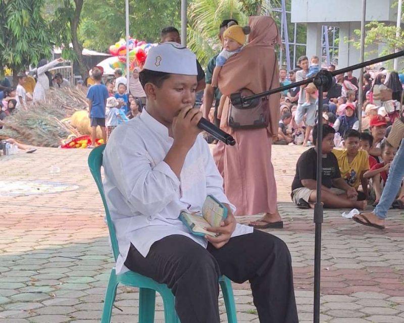 Foto: Santri Ponpes Assalam, Hisyam Maulana (14) Saat Tampil Membaca Qori Diacara Halal Bihalal Paguyuban Reog Ponorogo se-Bodetabek di Halaman Kantor Kecamatan Pasar Kemis. Minggu (19/5).