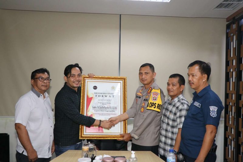 Foto: Kapolres Metro Tangerang Kota Kombes Pol. Zain Dwi Nugroho Didampingi Kasi Humas Kompol Aryono Saat Menerima Penghargaan dari Forum Wartawan Tangerang (Forwat)