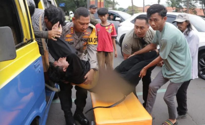 Foto:Kapolres Metro Tangeranh Kota Kombes Pol Zain Dwi Nugroho Saat Bantu Angkat Korban Laka ke RS.