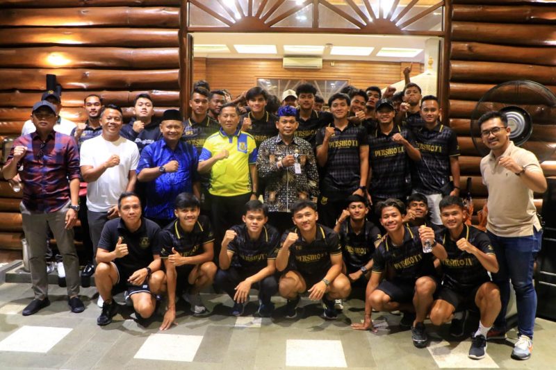 Foto: Pj. Walikota Tangerang Dr Nurdin Berfoto Bersama Tim Persikota Usai Menjamu Makan Malam di Cibinong, Bogor, Jabar.