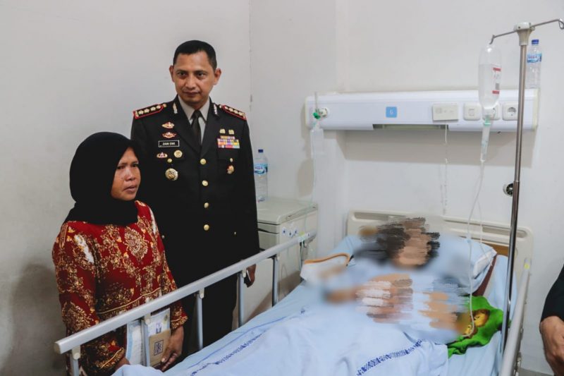 Foto: Kapolres Metro Tangerang Kota, Kombes Pol Zain Dwi Nugroho Saat Membesuk Korban ART Yang Loncat Dari Rumah Lantai 2 di Karawaci.
